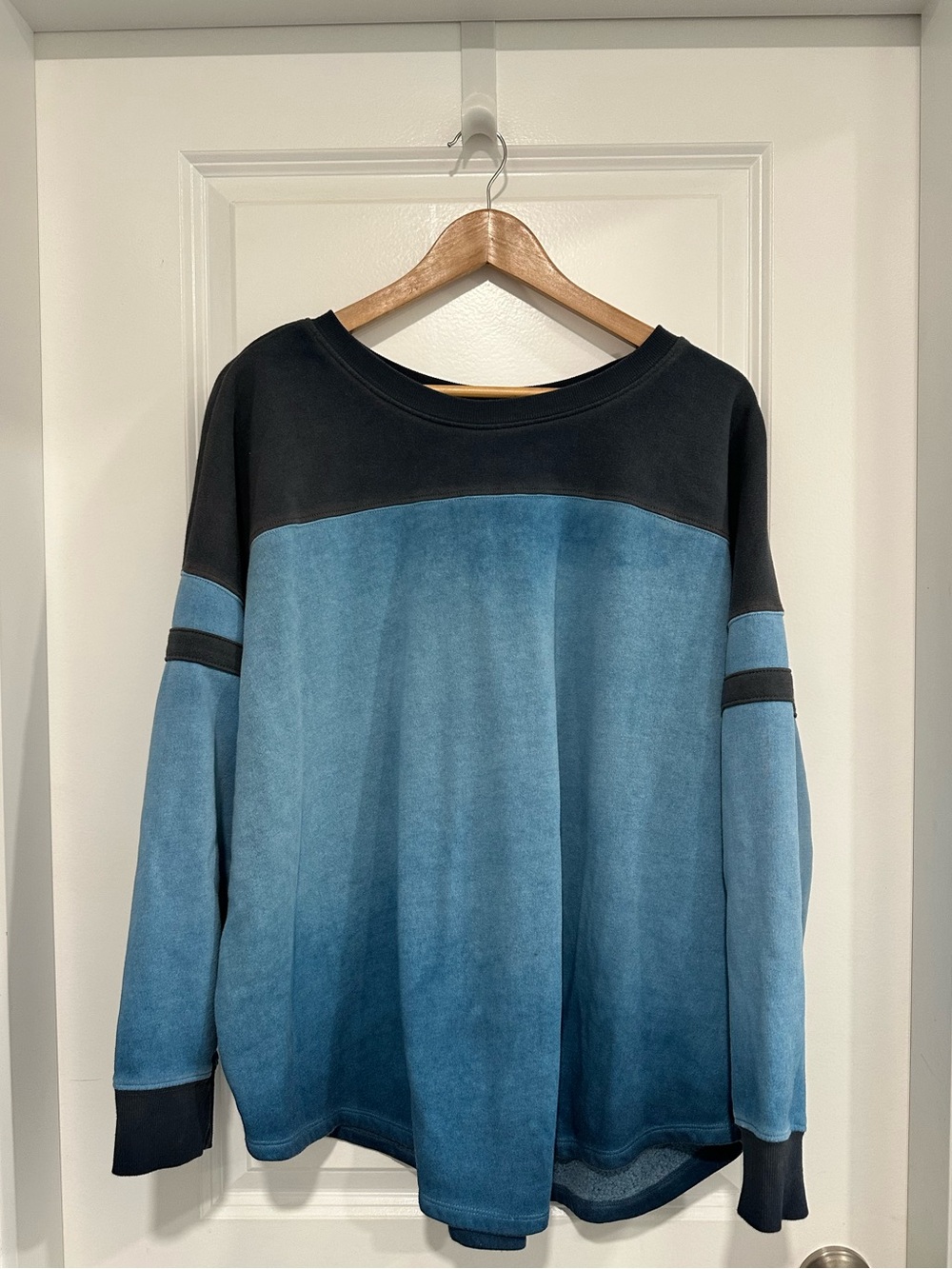 torrid Women’s Blue Ombre Colourblock Long Sleeve Sweatshirt Crew Neck